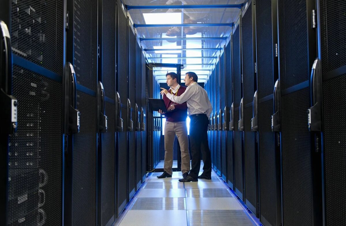 3 this is computer. Администратор веб-сервера. Виртуальный выделенный сервер. Люди рядом с серверами. Хостинговая компания