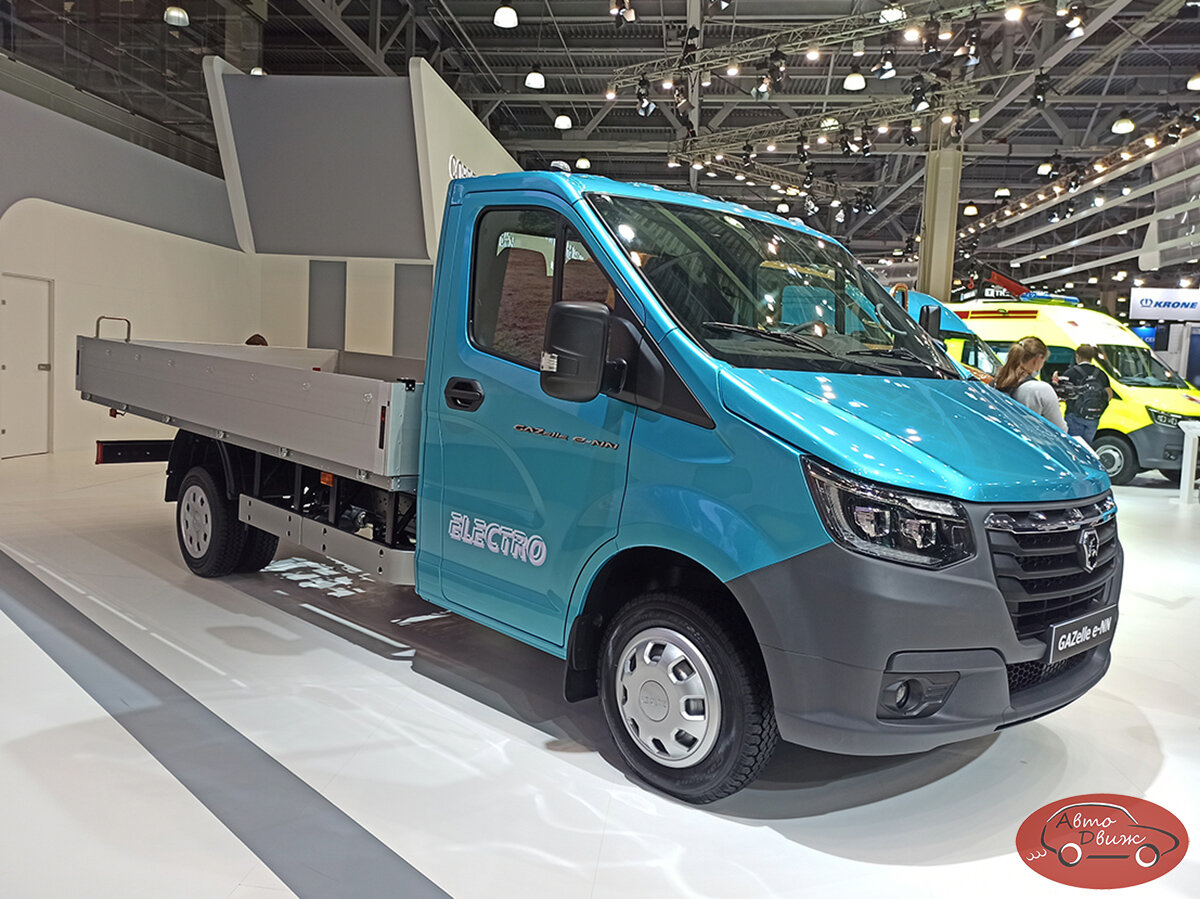 Если бы не большая наклейка и шильдик "GAZelle e-NN" на двери, то в этом ракурсе сразу и не догадаешься, что перед тобой грузовик на батарейках! Его индекс - ГАЗ С41R9E, полная масса - 4600 кг, грузоподъемность - 1900 кг. И да, для управления такой ГАЗелью нужны "грузовые" права категории "С"! 