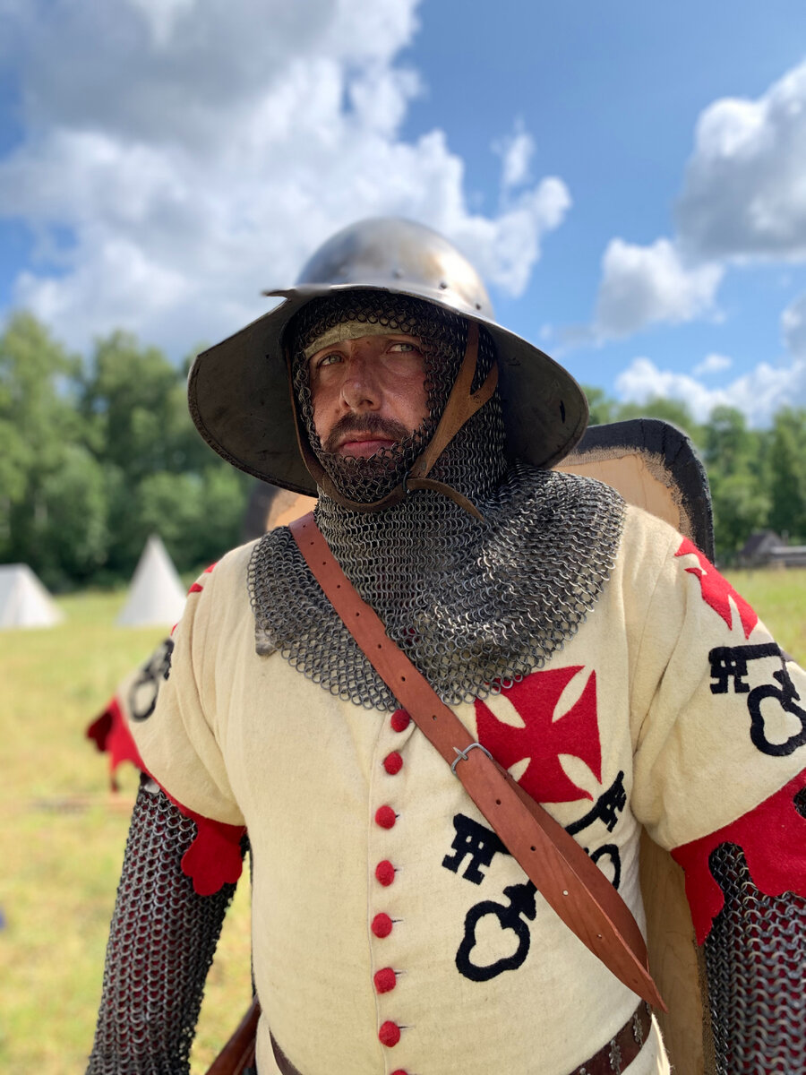 Это я в доспехах воина рижского епископа XIV века (это можно узнать по гербу на котте) на фестивале "Большая осада", который летом прошел в парке живой истории "Форпост"