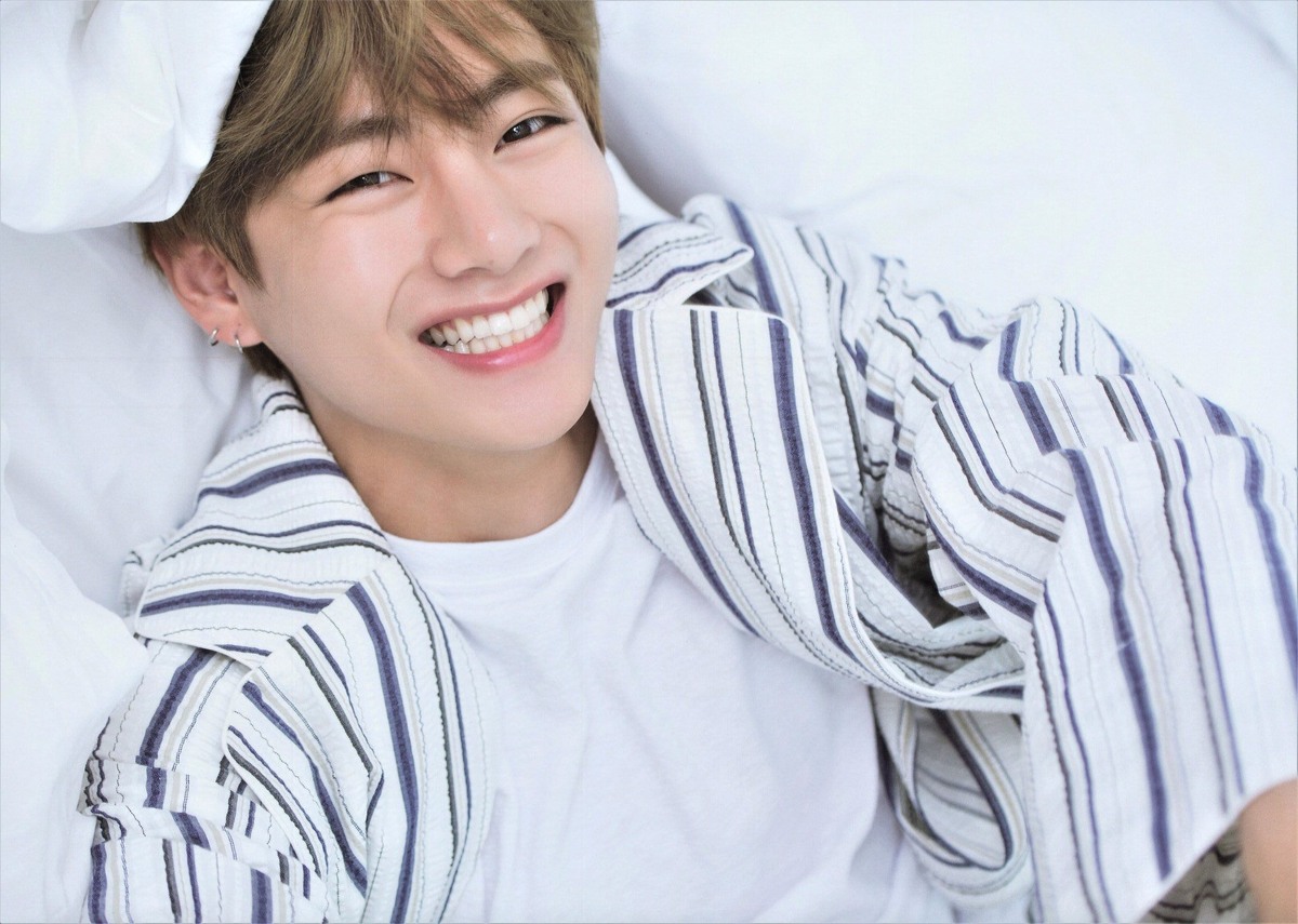 Bts тэхен. Тэхён БТС. BTS Kim Taehyung. БТС ТЭ улыбка. Kim Taehyung 2018