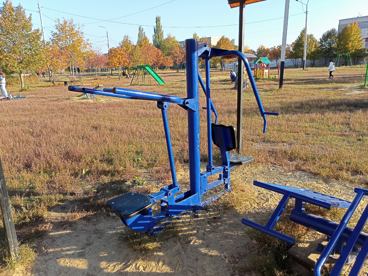 Верхняя тяга и жим с груди.