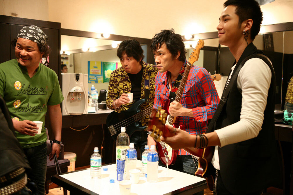 Герои-участники группы "Активный вулкан" в гримёрке