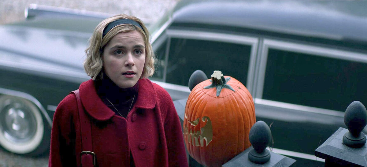 Кадр из сериала "Леденящие душу приключения Сабрины"