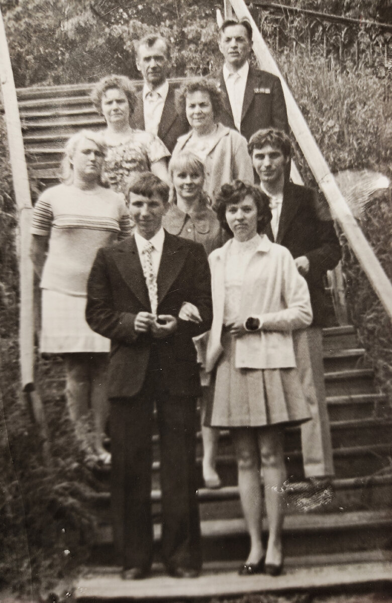 Разные мнения о жизни в СССР рождают множество слухов. Одно можно сказать точно - время было не однозначное. Я тогда был ещё ребенком и не мог оценить всего происходящего вокруг себя.-6