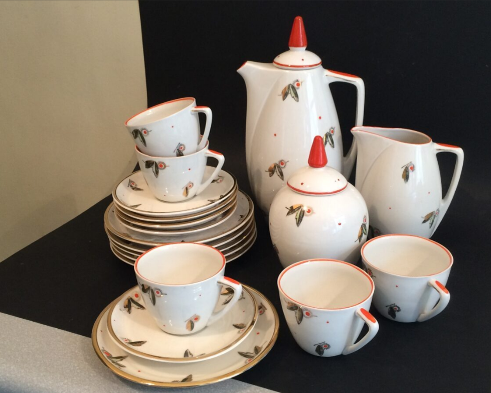 Сервиз на шесть персон с одним кофейником. Роспись деколью в чисто минималистском ключе... Фото взято из свободного доступа в интернете.