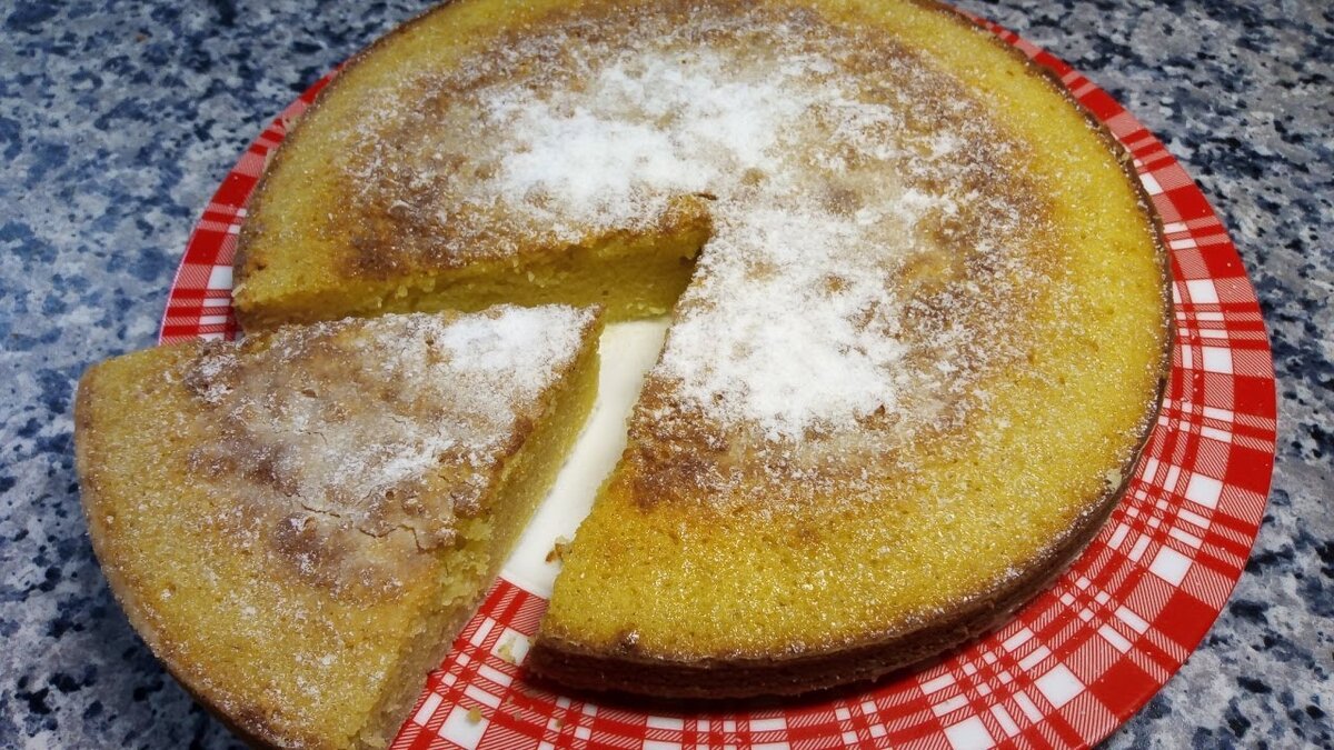Вкусный, воздушный и нежный манник на молоке, от которого невозможно оторваться! 
Ингредиенты на форму 24 см:
крупа манная - 200 гр.
молоко - 200 мл.
мука - 100 гр.
сахар - 200 гр.
яйцо - 3 шт.
разрыхлитель - 10 гр.
сливочное масло - 80 гр.
ванильный сахар - 1 ч.л.
соль щепотка

1.Яйца слегка взбить с щепоткой соли.
2.Добавить ванильный сахар, растаявшее сливочное масло, манку и молоко. Все тщательно перемешать и оставить на 40-60 минут.
3.В муку добавить разрыхлитель. 
4.Просеить муку в яично-манную смесь. Все тщательно перемешать.
5.Форму для запекания смазать сливочным маслом, слегка посыпать манкой или мукой.
6.Аккуратно влить тесто.
7.Выпекать в разогретой до 180 градусов духовке 35-40 минут.
