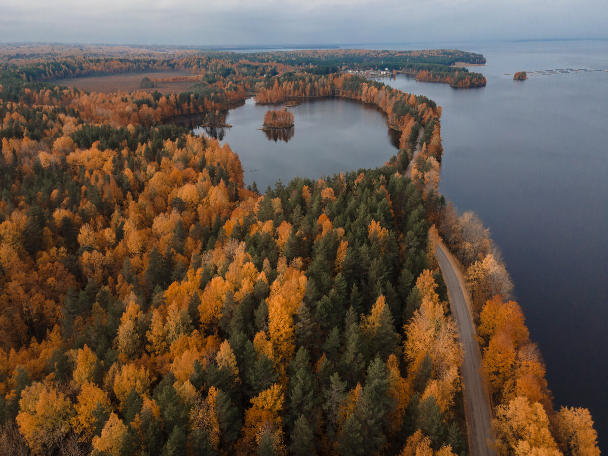 Туристы в Карелии осенью