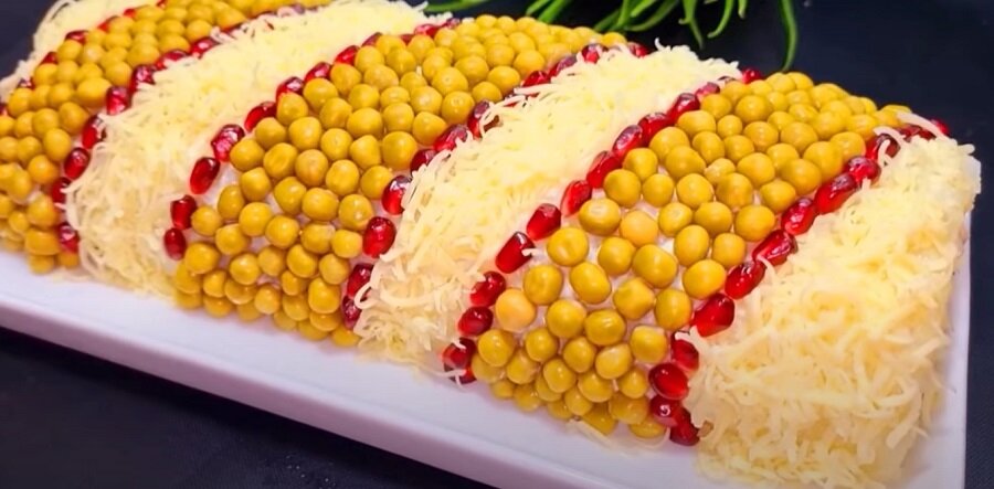 Необычный и очень вкусный салат с курицей на новогодний стол 