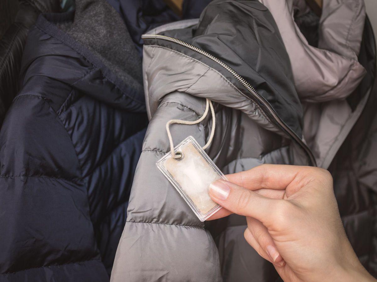 Натуральный пух обладает лучшими теплоизоляционными свойствами, но имеет свои недостатки. Он требует деликатной стирки, долгой сушки и при неаккуратном обращении полностью теряет свои свойства. 