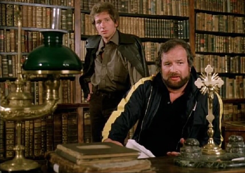 Кадр из картины "Языческая мадонна", взят из копии фильма на my.mail.ru Сидит лейтенант Капелька (актер Иштван Буйтор), стоит майор Кардош (актер Андраш Керн).