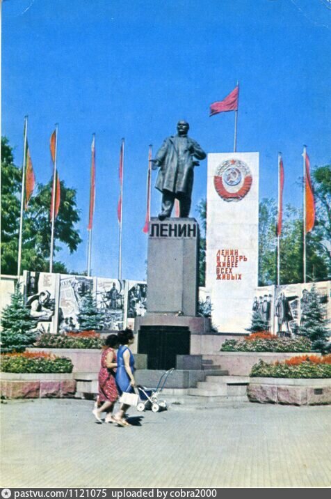 источник сайт pastvu.com Памятник Ленину 1971 - 1972 год