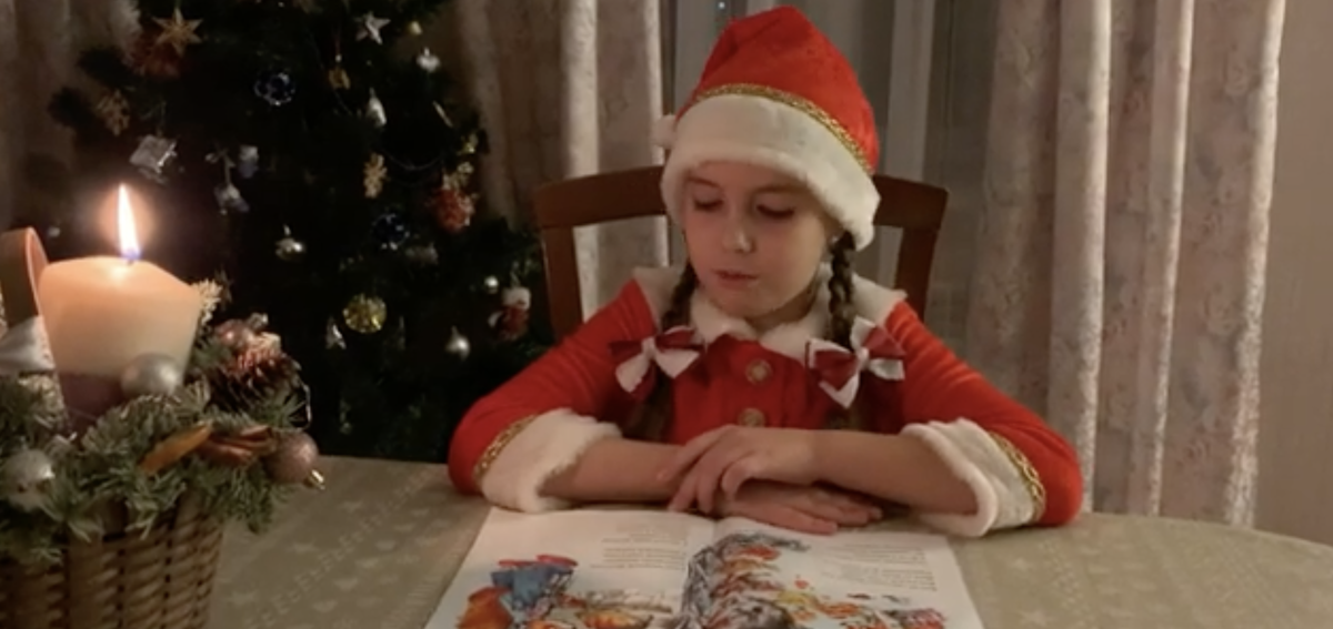 Оля читает добрую сказку Олега Лицкевича "Кот Мурлыка".