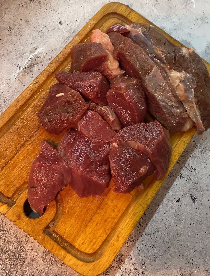 Говядину режем на большие кусочки