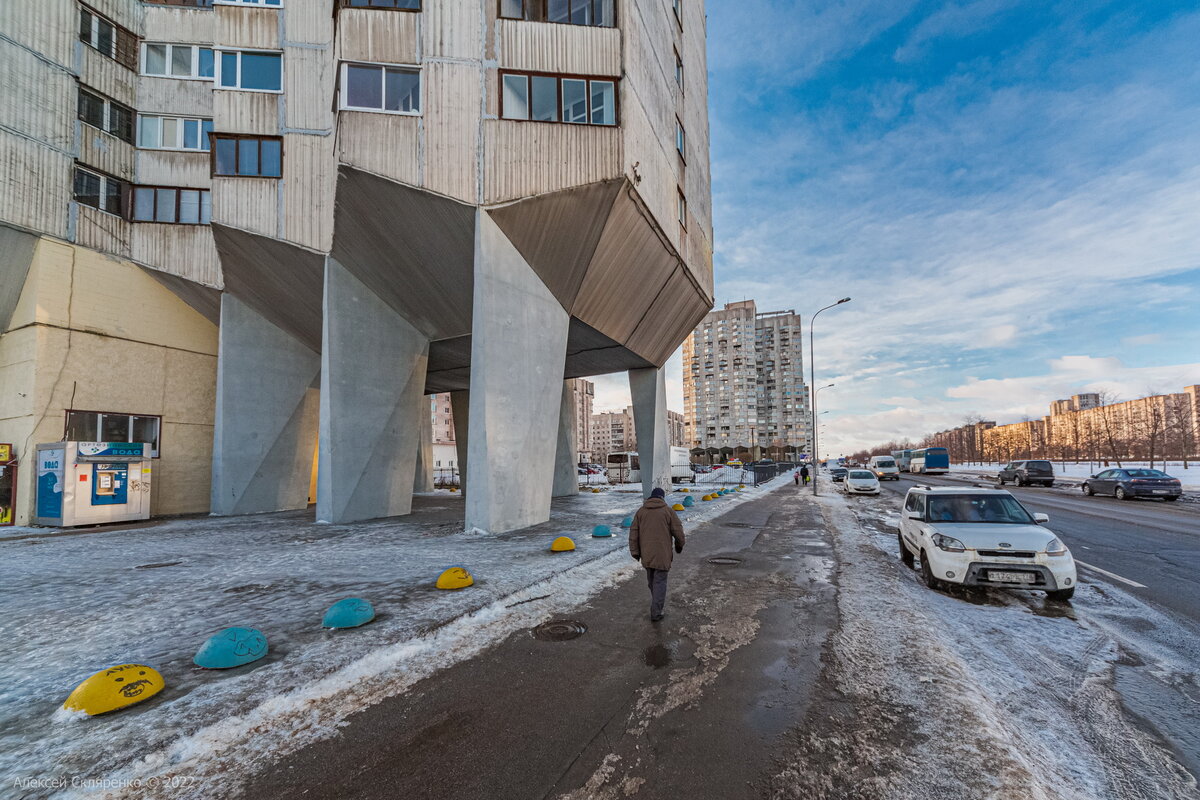 Для чего на самом деле были построены эти «дома на курьих ножках»? Яркий  пример советского брутализма в Санкт-Петербурге | НЕ ФОТОГРАФ | Дзен