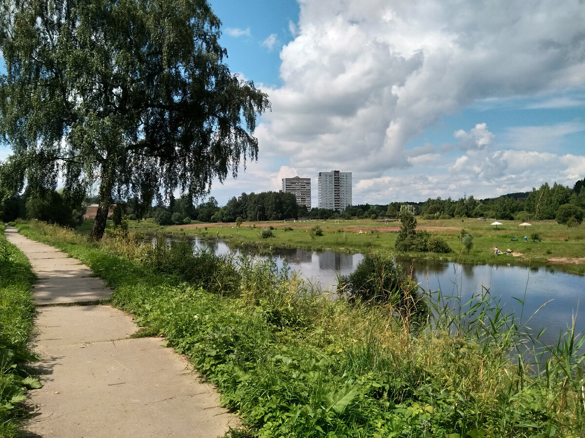 Река моего детства - Клязьма. Которая впадает в Волгу, которая впадает в Каспийское море. Ближнее подмосковье, поселок Менделеево.