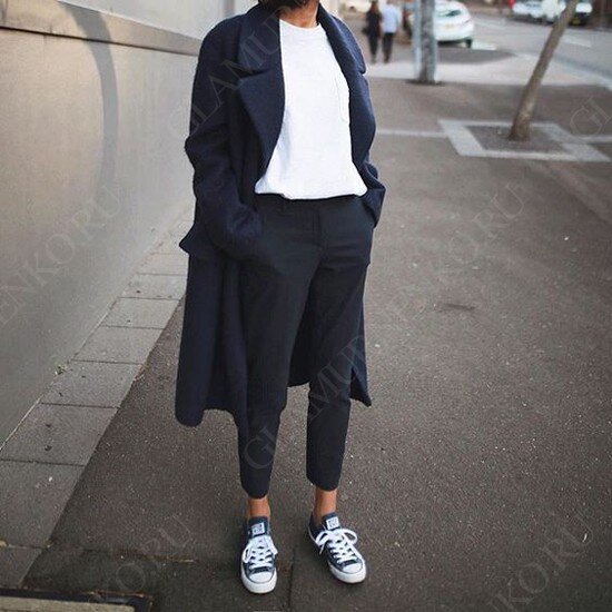 Черное пальто, белая футболка, черные брюки и кеды им в тон