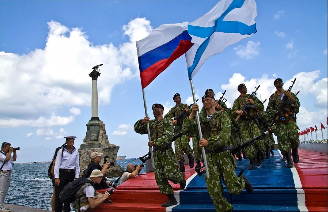 Русский крым севастополь. Флаг ВМФ Севастополь морпех. Морпехи день ВМФ России в Севастополе. Флаг Черноморского флота России Севастополь. Севастополь морская пехота флот.