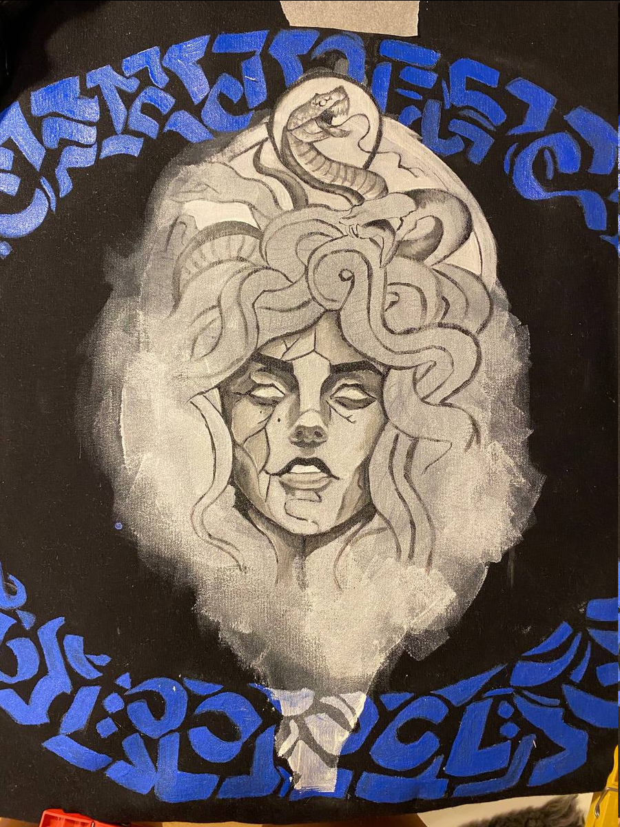 Сначала нарисовала синий круг, а после приступила к самой основной части.  