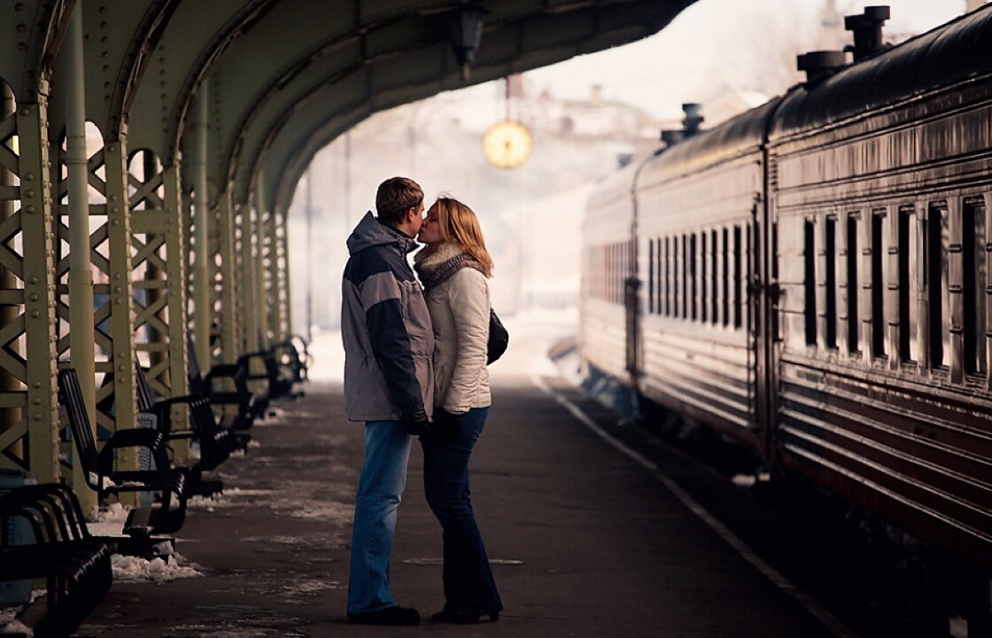 девушка едет в поезде. приезжаю к девушке и уезжаю. девушка уезжает. разлука. встреча на вокзале.