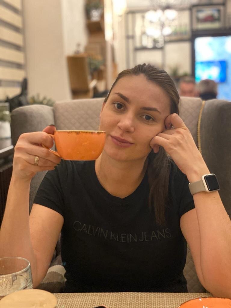 В любимом ресторанчике на последних неделях беременности.