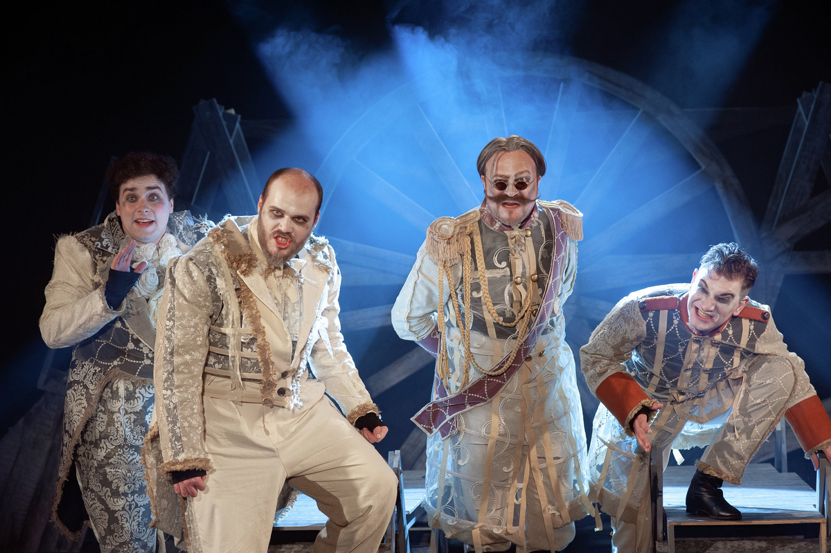 Спектакль «Мёртвые души» // Фото с сайта Крымского ТЮЗа 