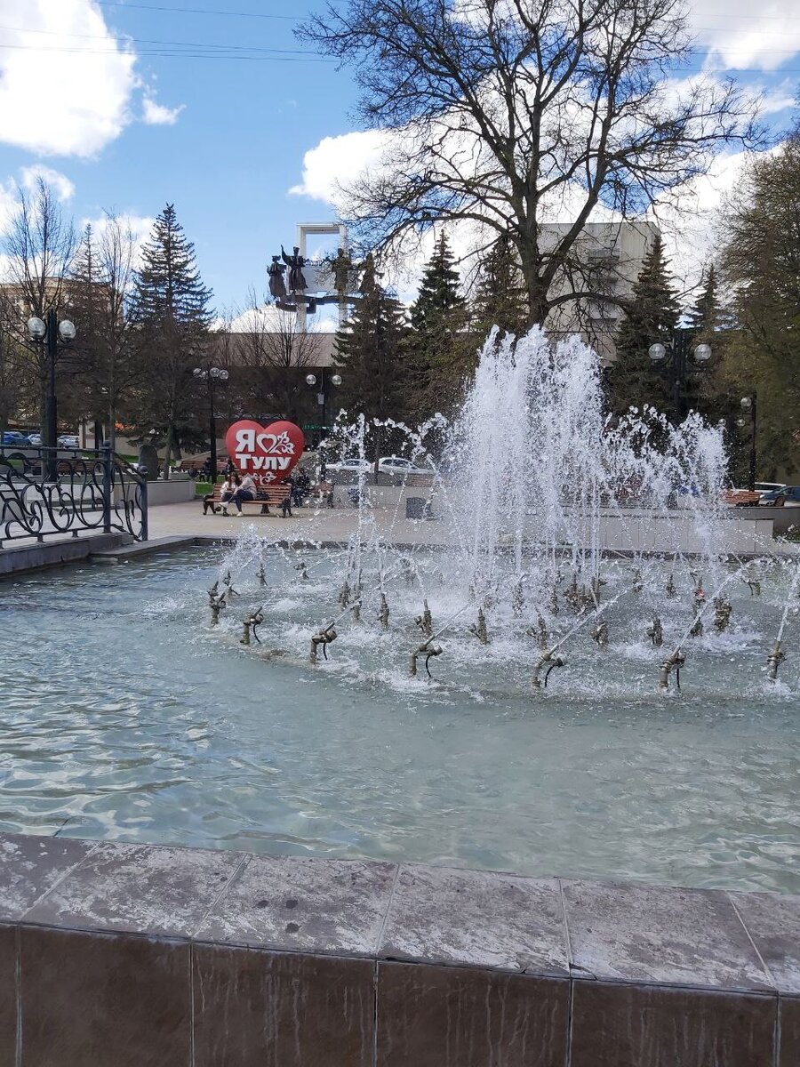 Фонтан и знак "Я люблю Тулу"