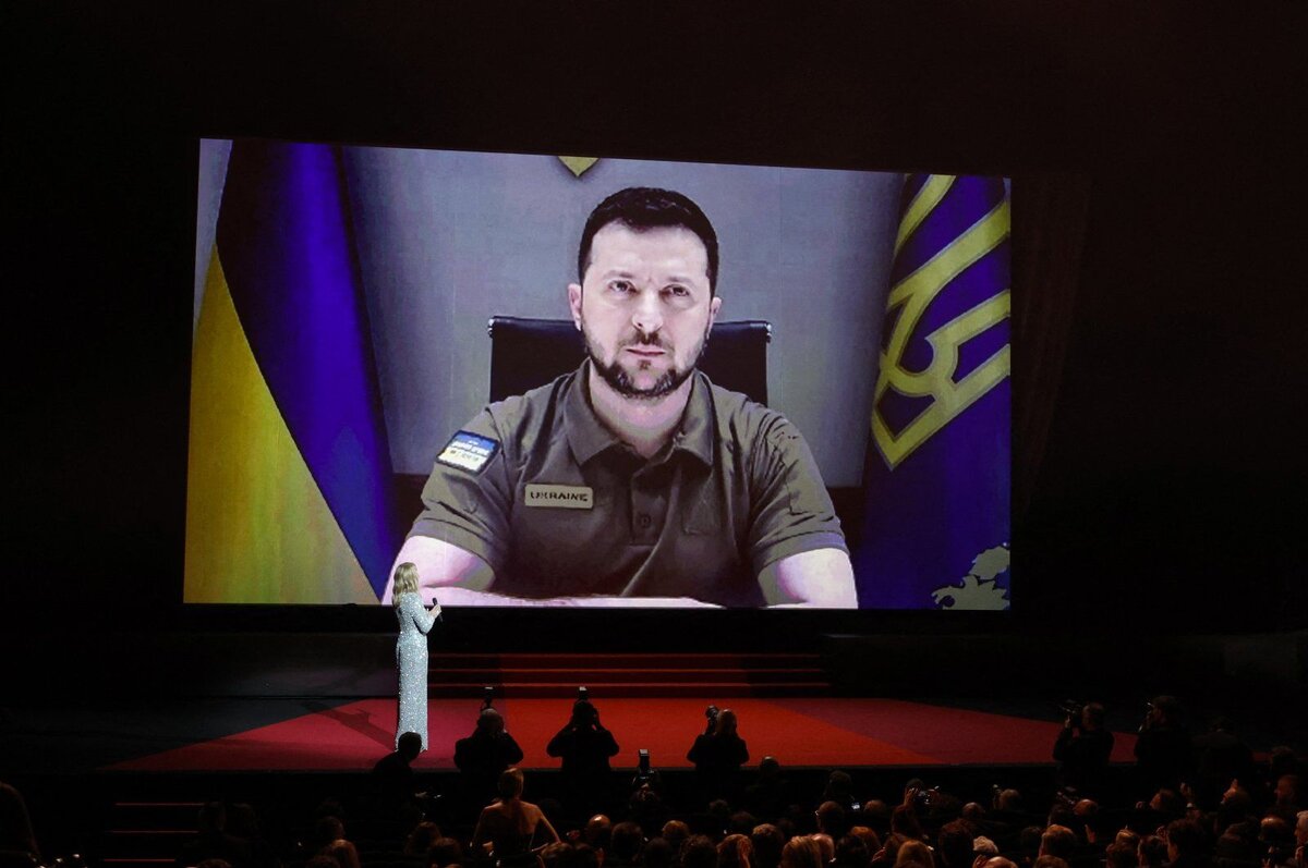 Владимир Зеленский выступает по видеосвязи на открытии Каннского фестиваля.