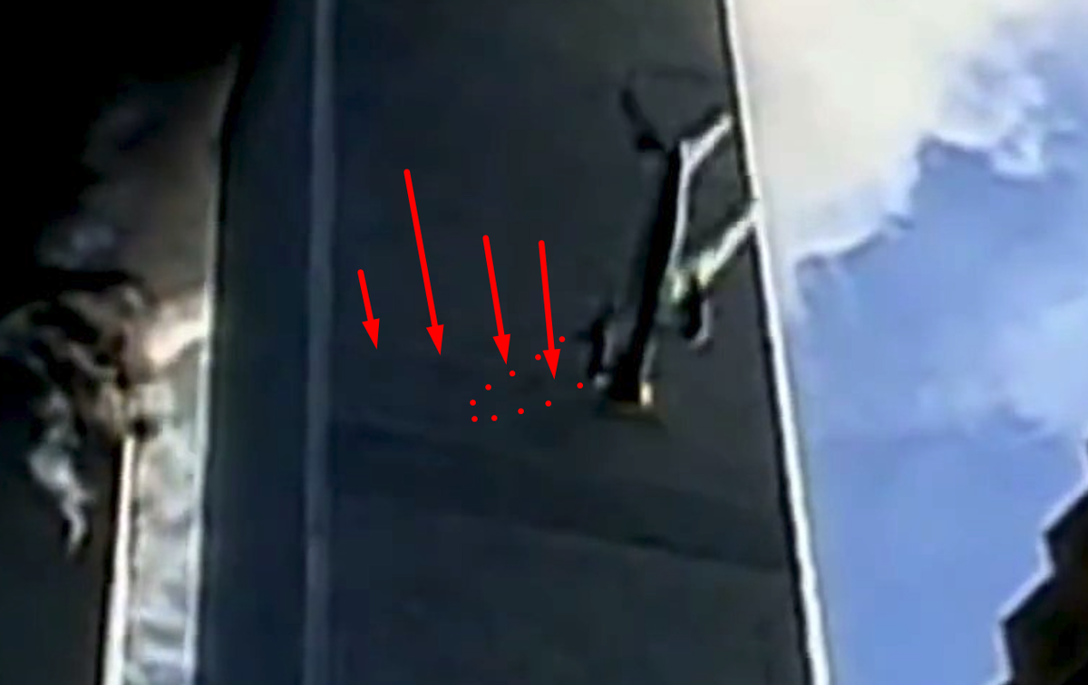 Второе крыло цифрового боинга и весь фюзеляж прекрасно были видны на видео за доли секунды до "столкновения" "Боинга" с ВТЦ на экранах телевизоров.