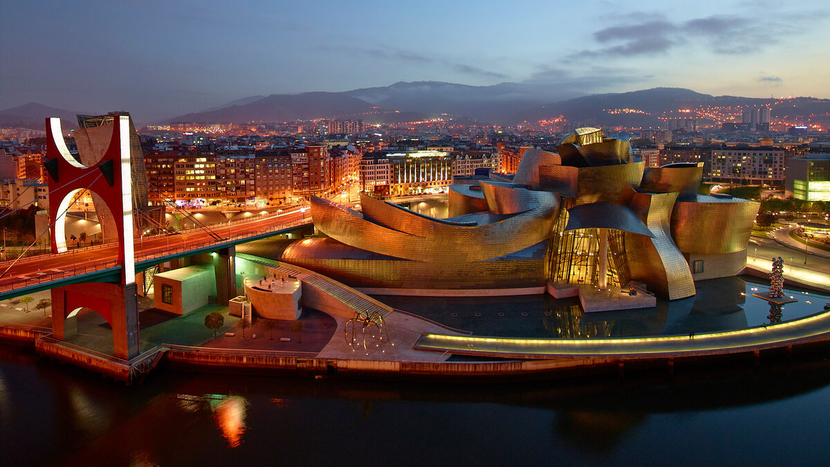 Здание филиала музея Гуггенхайма в Бильбао по проекту архитектора Френка Герри