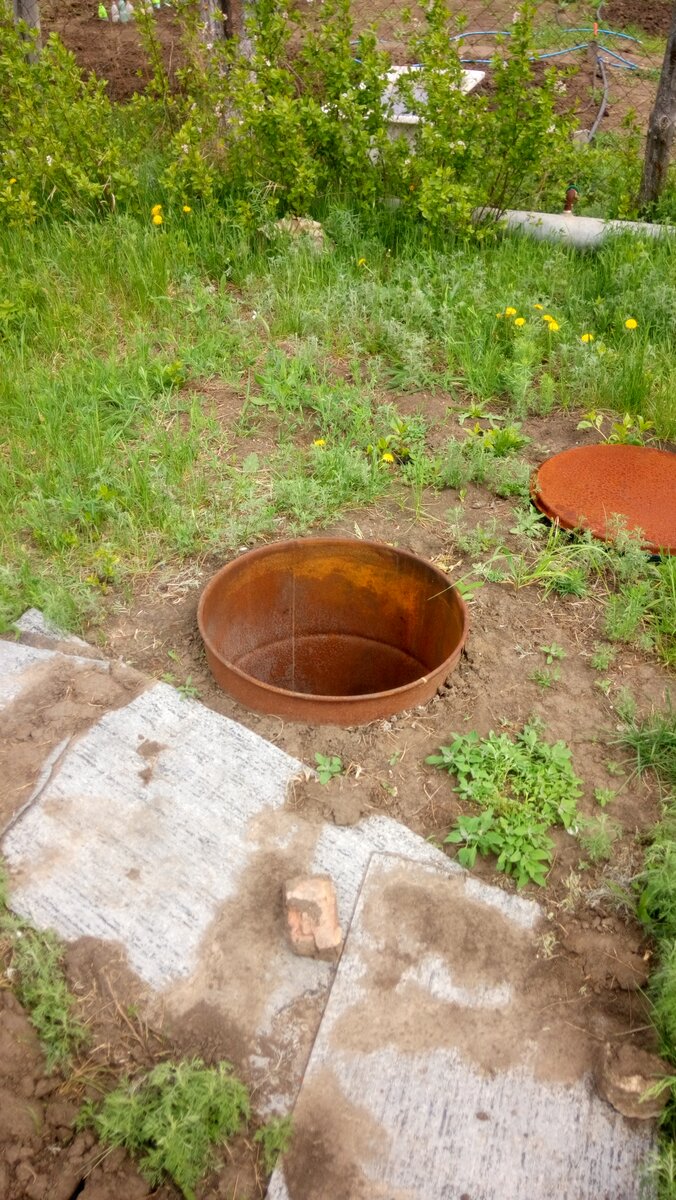 Старая бочка под дачный туалет. Начало положено)