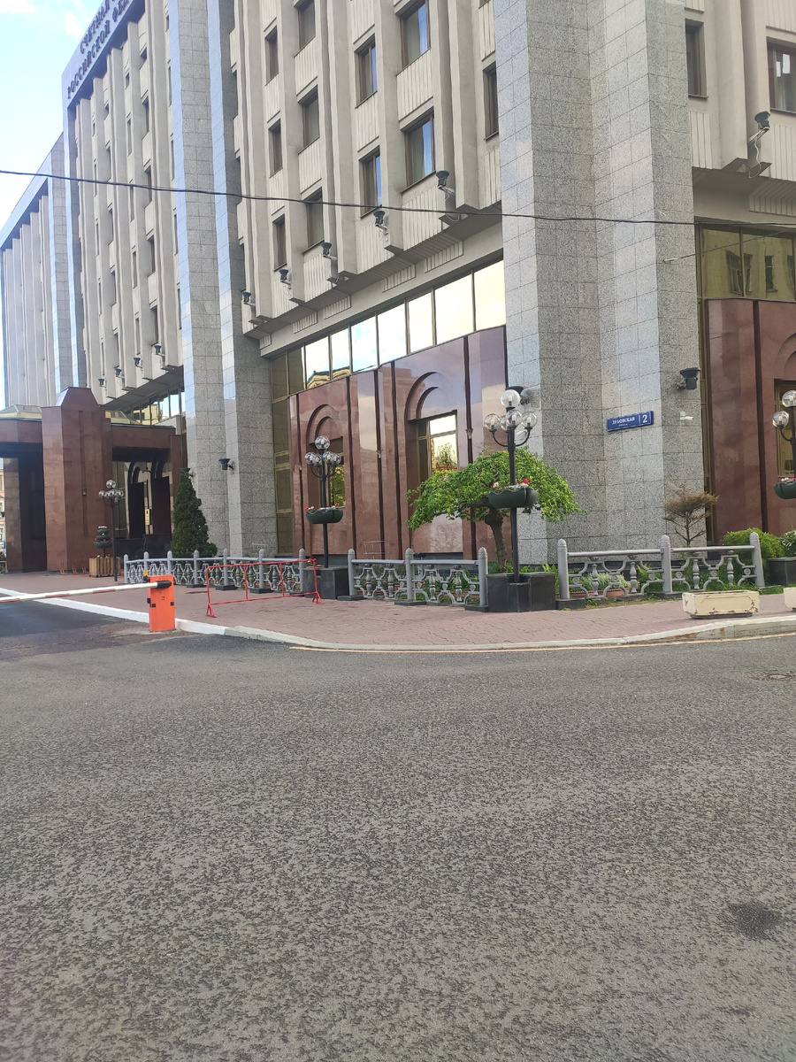 Посторонним В.....