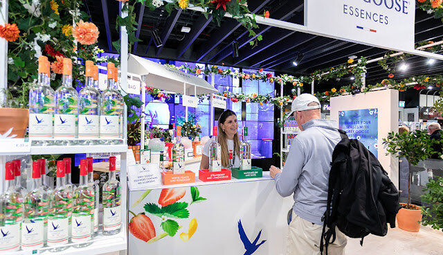 


Сотрудничество с World Duty Free и British Airways проходило в течение месяца. Бренд презентовал три фруктовых и растительных вкуса Клубника и Лемонграсс + Белый персик и Розмарин + Арбуз и Базилик = для приготовления коктейлей в домашних условиях этим летом.


Запуск Grey Goose Essences в Heathrow стал огромным успехом для нашей омниканальной стратегии, обеспечив запоминающуюся рекламу и предвкушение у путешественников знакомства с новым продуктом в T5.