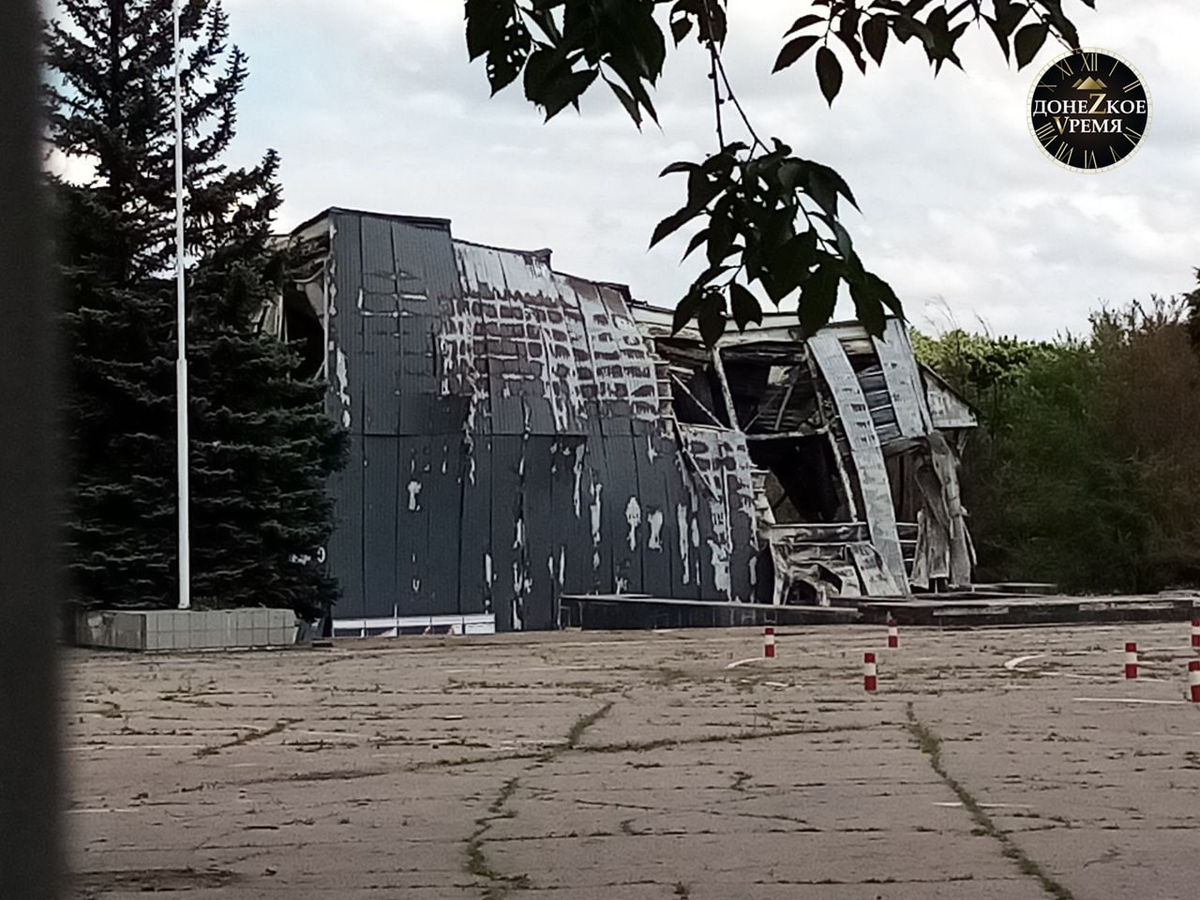 Выставочный центр "ЭкспоДонбасс" и Краеведческий музей после обстрела