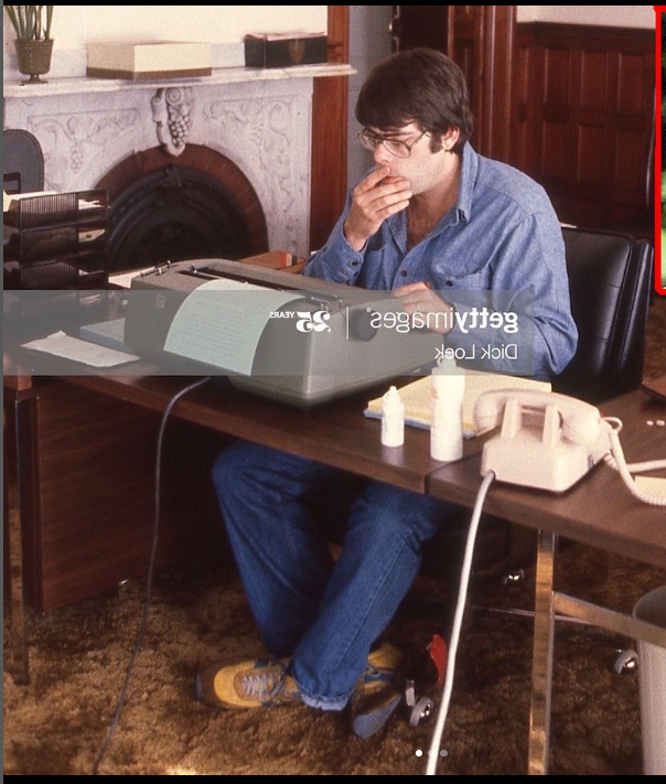 Стивен Кинг в своём доме в Бангоре работает над романом "Оно". Один исследователь творчества Кинга, одержимый этой книгой, купил на ebay черновой вариант романа и по расположению абзацев выяснил, что Стивен заканчивает 139 страницу. 19 сентября 1980 года.