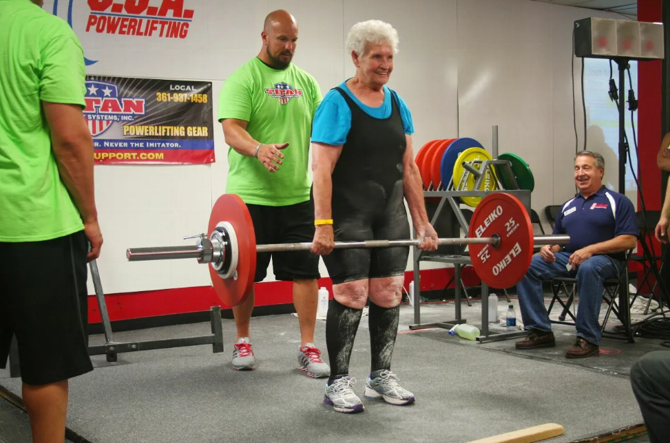 85-летняя бабушка развеивает миф о том, что после 70 люди становятся только слабее и немощнее
