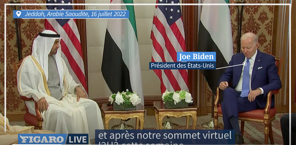 Байден читает по бумажке на колене президенту ОАЭ Мухаммеду бен Заиду Аль Нахайяну приглашение посетить США