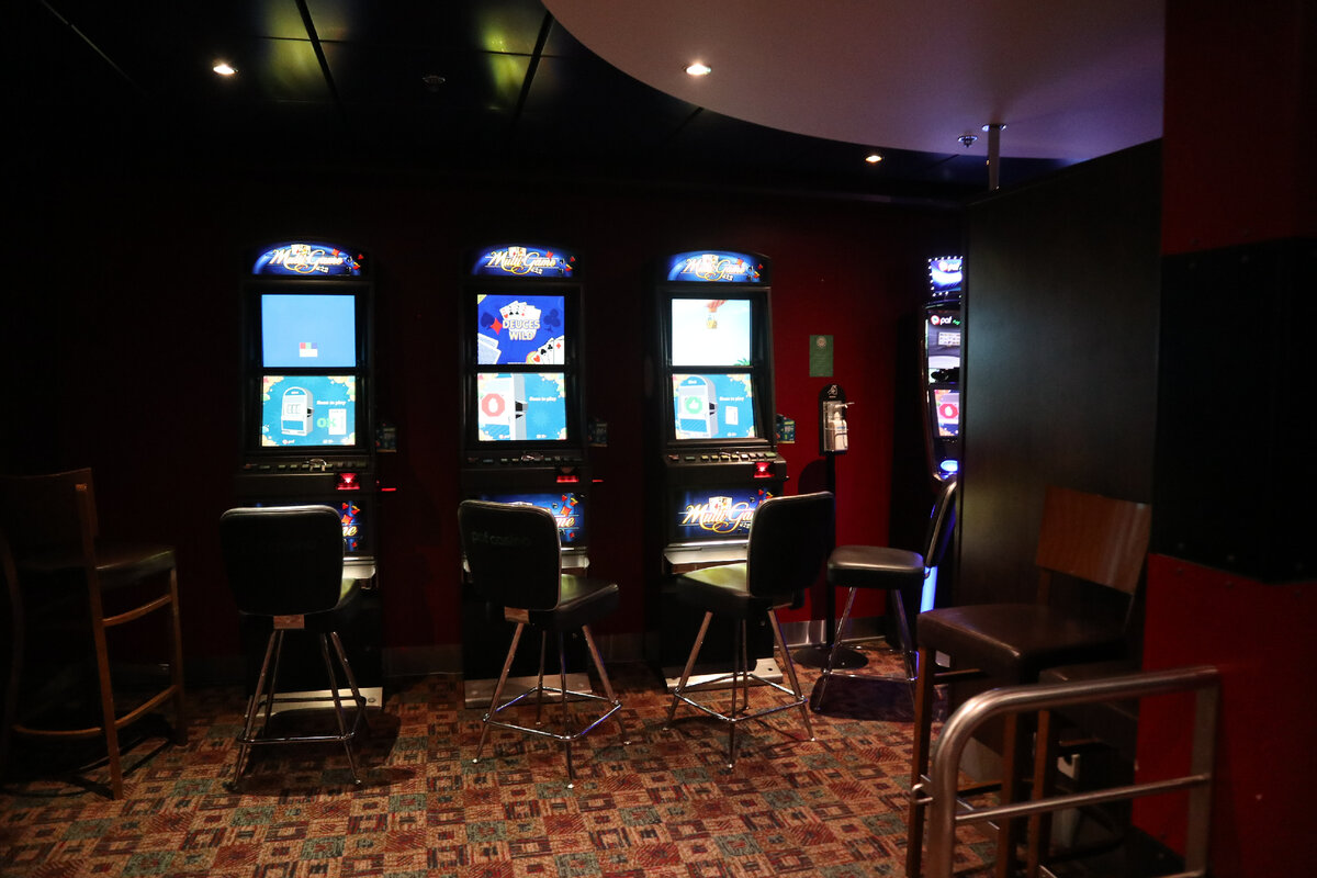 Гигантский дискобар на воде! Как выглядит изнутри десятипалубный паром из Стокгольма в Таллин