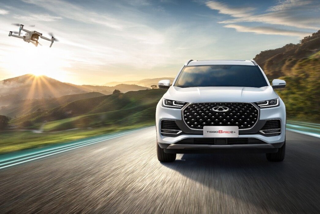 Chery привезет в Россию очень экономичный гибридный кроссовер. 
Представительство Chery объявило, что в 2023 году на российский рынок выйдет подзаряжаемый гибрид Tiggo 8 Pro e+.

Характеристики этой модификации впечатляют: она одновременно динамичная и очень экономичная. Разгон до 100 км/ч занимает 7 секунд, в чисто электрическом режиме кроссовер способен проехать 100 км, а в смешанном цикле он потребляет всего 1 л на 100 км.
