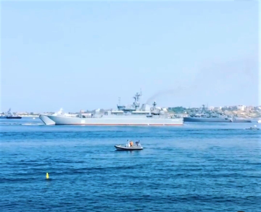 Севастополь. Парад кораблей на День ВМФ. Скрин с видео Данилы Рынкова.  