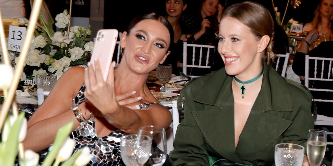 Обе две красавицы наоборот. Улыбка красит, но не кардинально. 