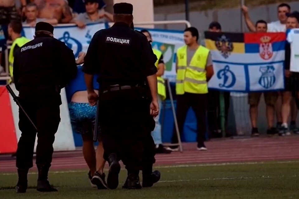     Болельщика быстро скрутили и увели с поля.