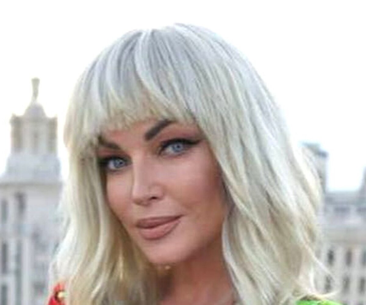     «Зачем так развязно и пошло?»: Анастасия Волочкова с бутылкой на крыше шокировала фанатов