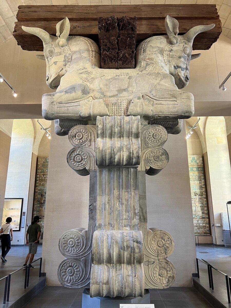 Это верхушка колонны из дворца Дария. Сами колонны были 21 м в высоту