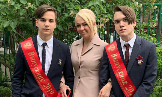 Яна и её два сына, который сейчас на 3 курсе МГИМО