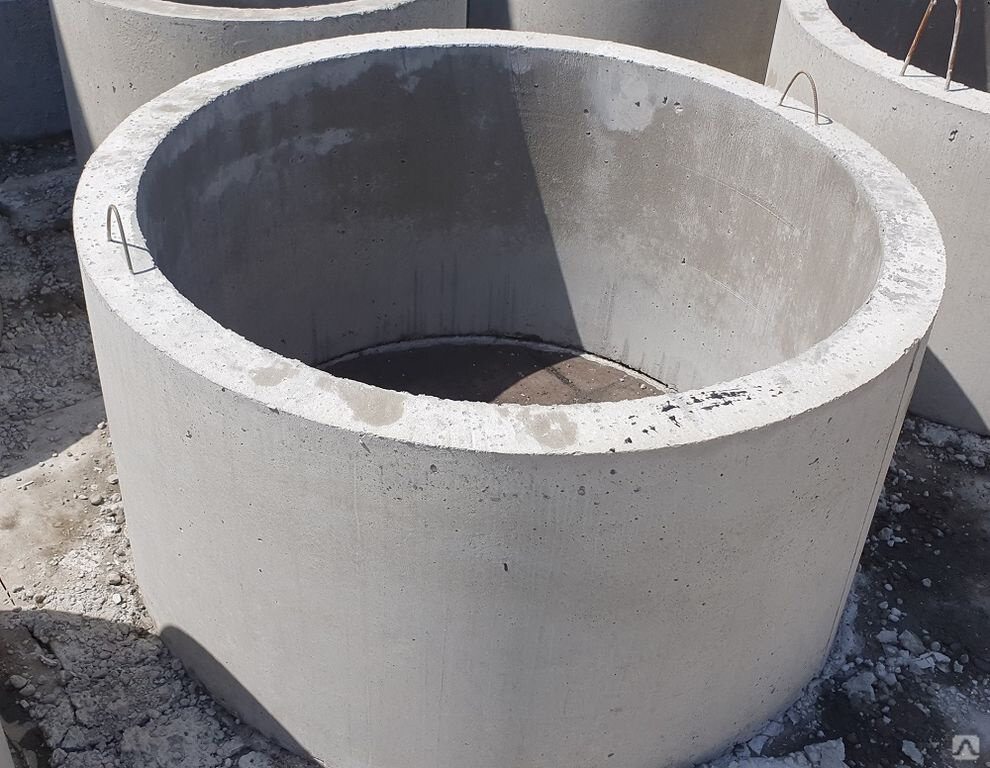 Также строители всех мастей, которые занимаются земляными работами, пользуются неармированными стеновыми кольцами, являющимися универсальными и подходящими для реализации различных видов конструкций. Для некоторых видов колодцев применяют колодезные кольца со специальными замками, со сплошным дном, а также с закладными элементами под различные крепежи.