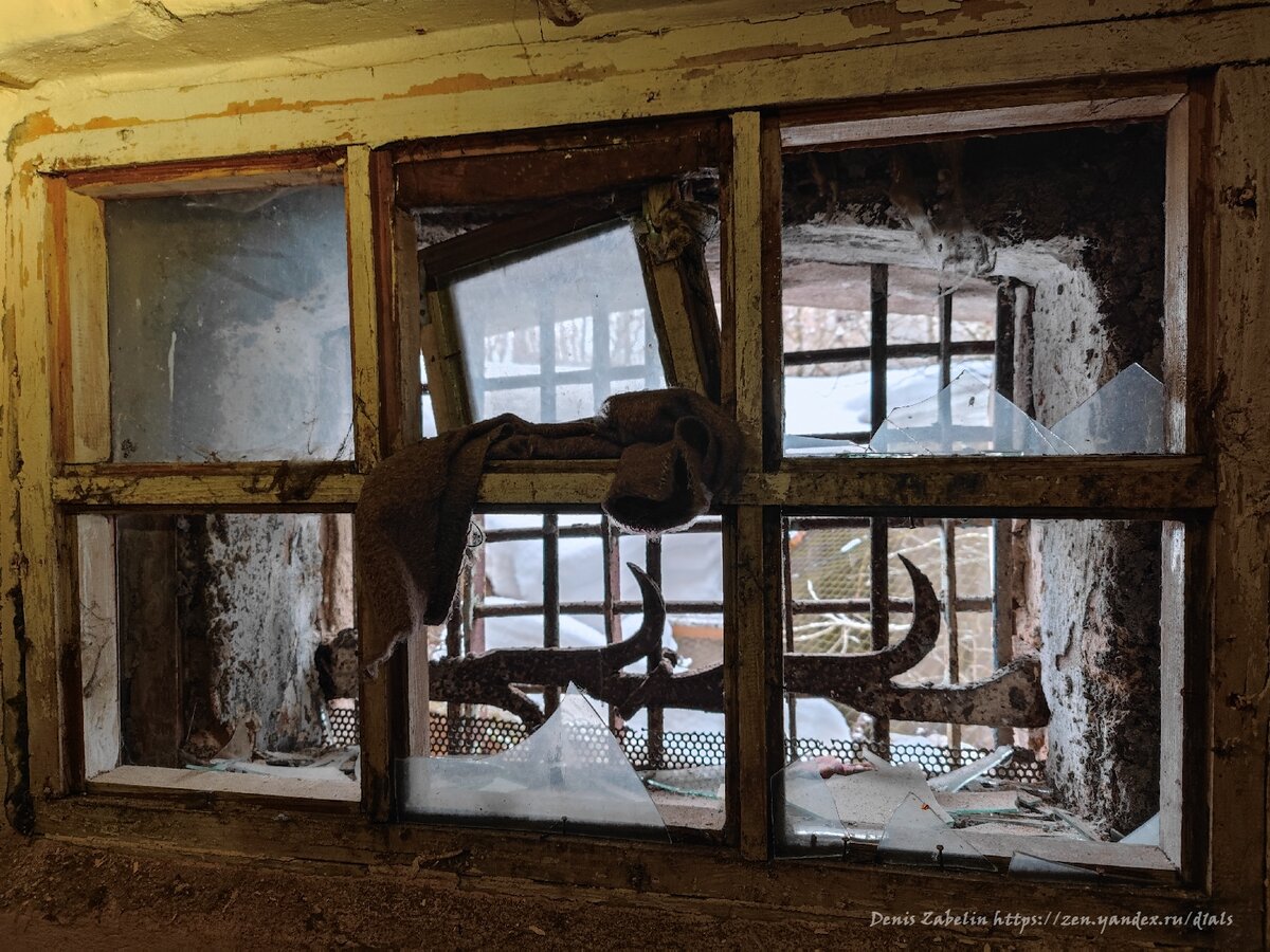 Заброшенная тюрьма-изолятор с камерами, вещами и артефактами тюремной ...