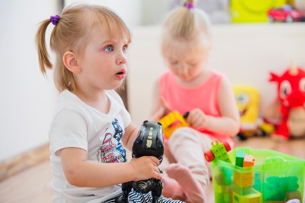 Girls playing with toys. Ребёнок наблюдает за игрушкой. Ребенок Пробует игрушку. Ребенок отбирает игрушки у других детей. Большая девочка отобрала игрушки у малышей.