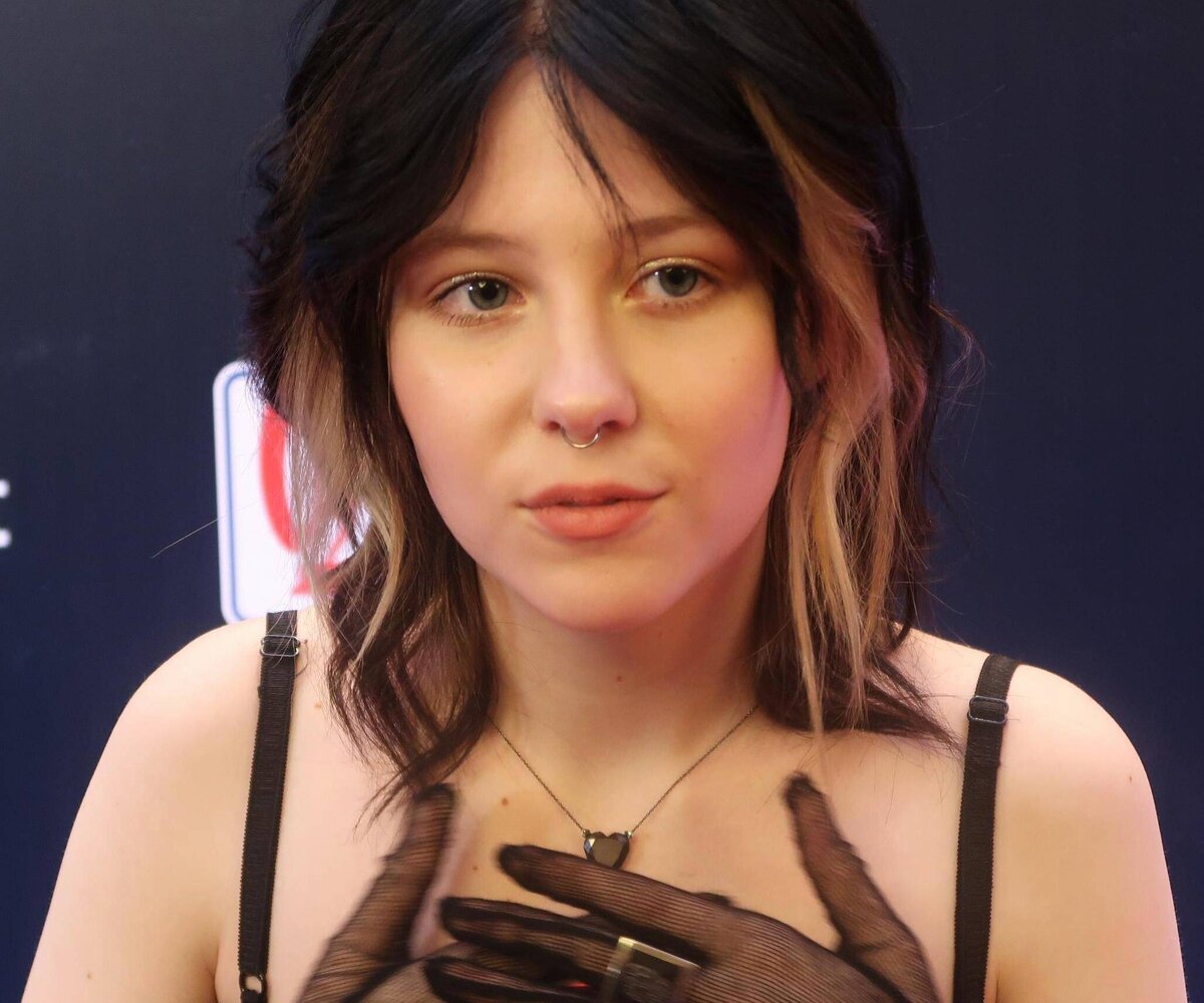     «У меня есть молодой человек»: 15-летняя дочь Глюкозы отказалась от своих слов о небинарности