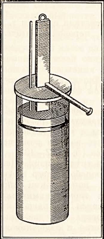 Вода в цилиндре при нагревании превращалась в пар и двигала поршень вверх, а при охлаждении (пар конденсировался) создавалось разрежение и атмосферное давление двигало поршень вниз.  Чтобы заставить машину работать, необходимо было манипулировать стержнем-клапаном и стопором, перемещать источник пламени и охлаждать цилиндр водой.
Добавьте описание
