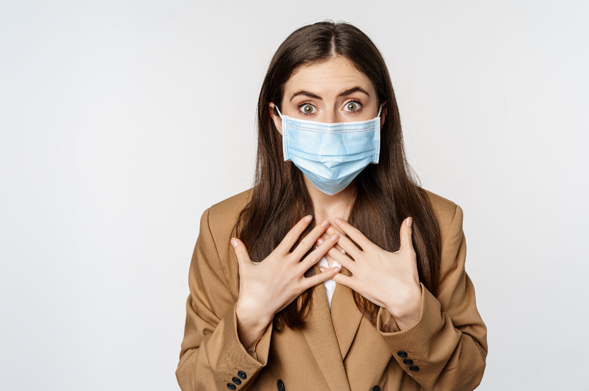 Изображение с бесплатного фотостока. Автор benzoix. https://ru.freepik.com/free-photo/workaplce-and-pandemic-concept-shocked-business-woman-in-face-medical-mask-gasping-looking-startled_34400537.htm#query=%D0%A3%D0%B4%D0%B8%D0%B2%D0%BB%D1%91%D0%BD%D0%BD%D0%B0%D1%8F%20%D0%B6%D0%B5%D0%BD%D1%89%D0%B8%D0%BD%D0%B0%20%D0%B2%20%D0%BE%D1%84%D0%B8%D1%81%D0%B5&position=17&from_view=search&track=sph